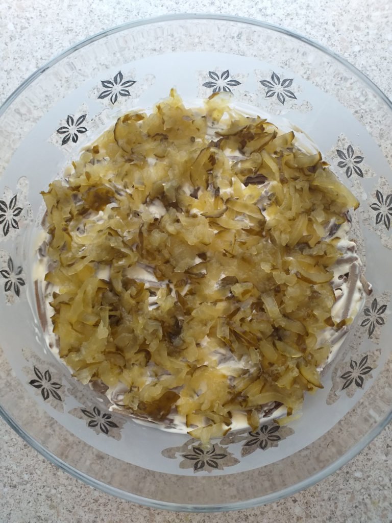 Вкусный и сытный слоёный салат с печенью (пошаговый рецепт с фото)