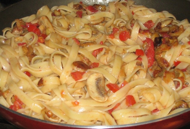 Итальянская кухня. Пикантные фетучини с баклажаном (c фото)