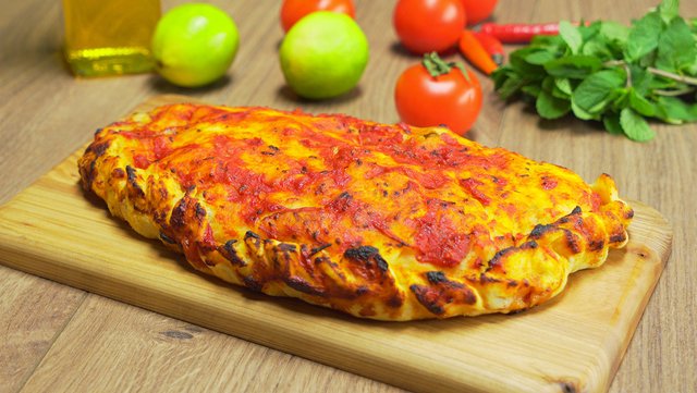 Кальцоне закрытая пицца - итальянский пирог