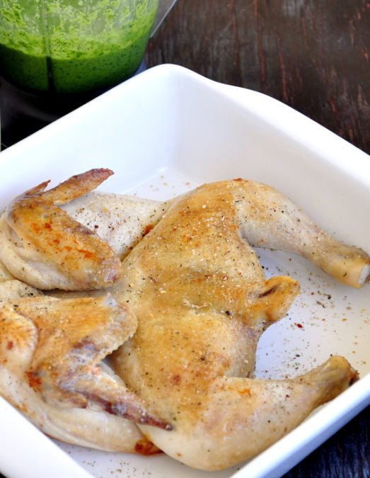Цыпленок запеченный в ароматном зеленом соусе со сливами