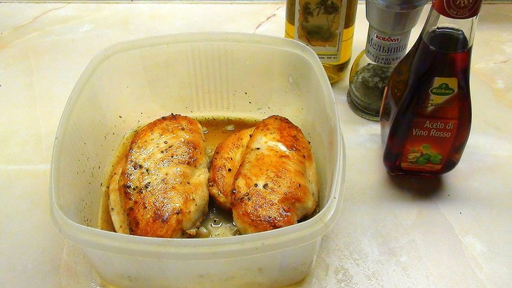 Салат а-ля «туорло» с маринованной куриной грудкой и соусом из оливок.