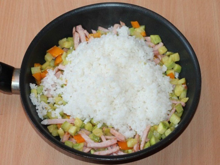 Салат с рисом, говядиной, баклажаном и кабачком