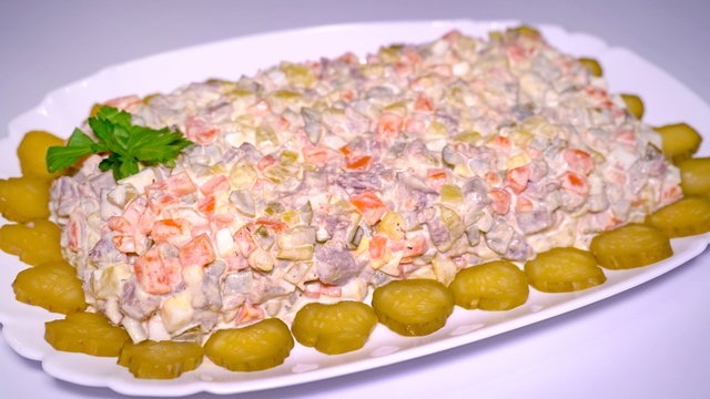 Праздничный салат оливье с говяжьим языком