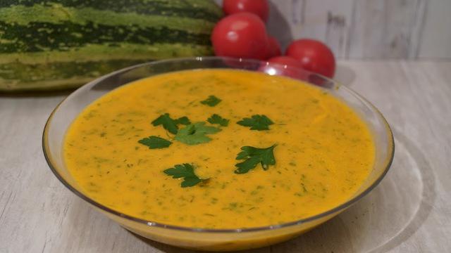 Суп-пюре из кабачка с помидорами и сливками