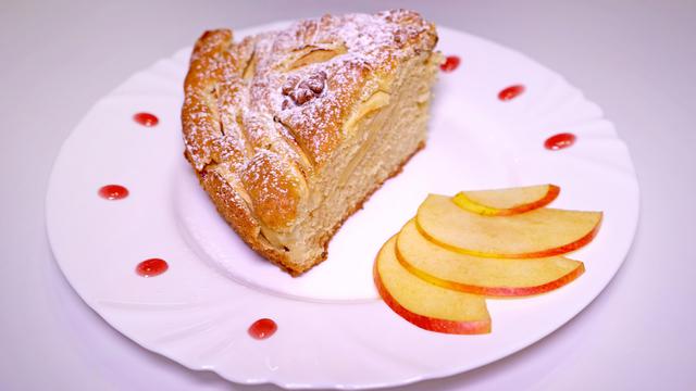 Вкусный и ароматный яблочный пирог