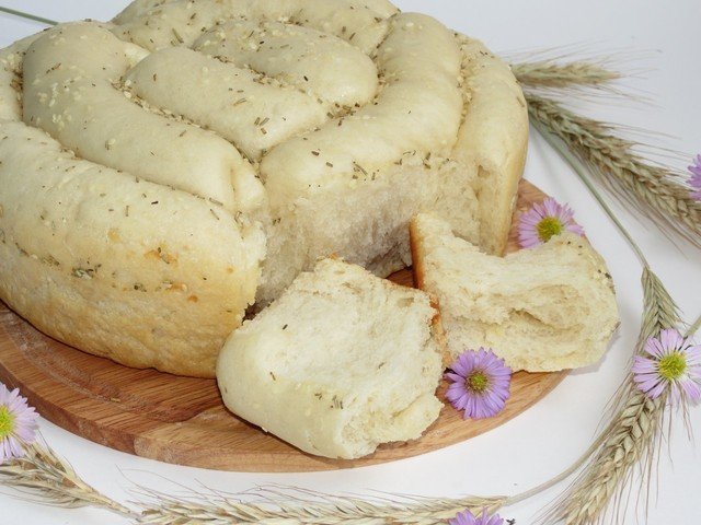 Итальянский хлеб с пармезаном и розмарином