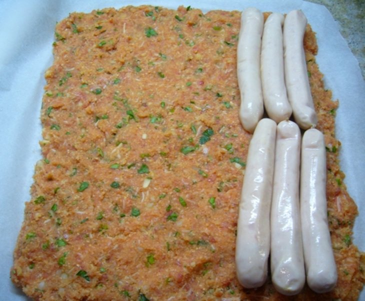 Мясной рулет с колбасками и картофелем