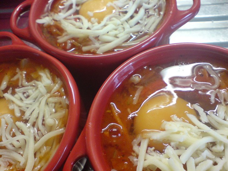 Запечённый томатный суп с яйцом и сыром
