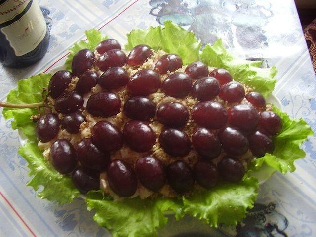 Простой и вкусный куриный салат «Гроздь винограда»