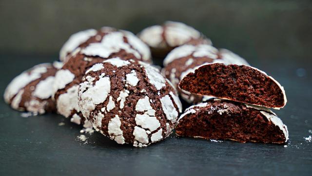 Шоколадное печенье с трещинками