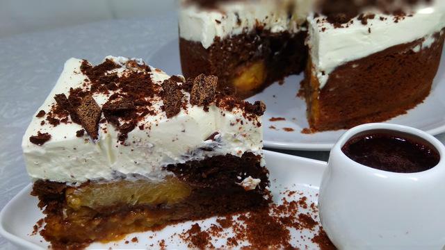 Шоколадный пирог с пьяным персиком и сметанным кремом