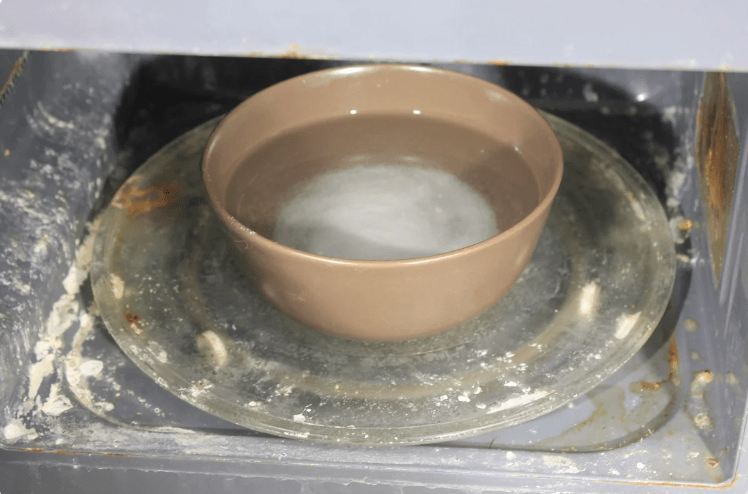 Как вымыть микроволновку изнутри с помощью одного трюка