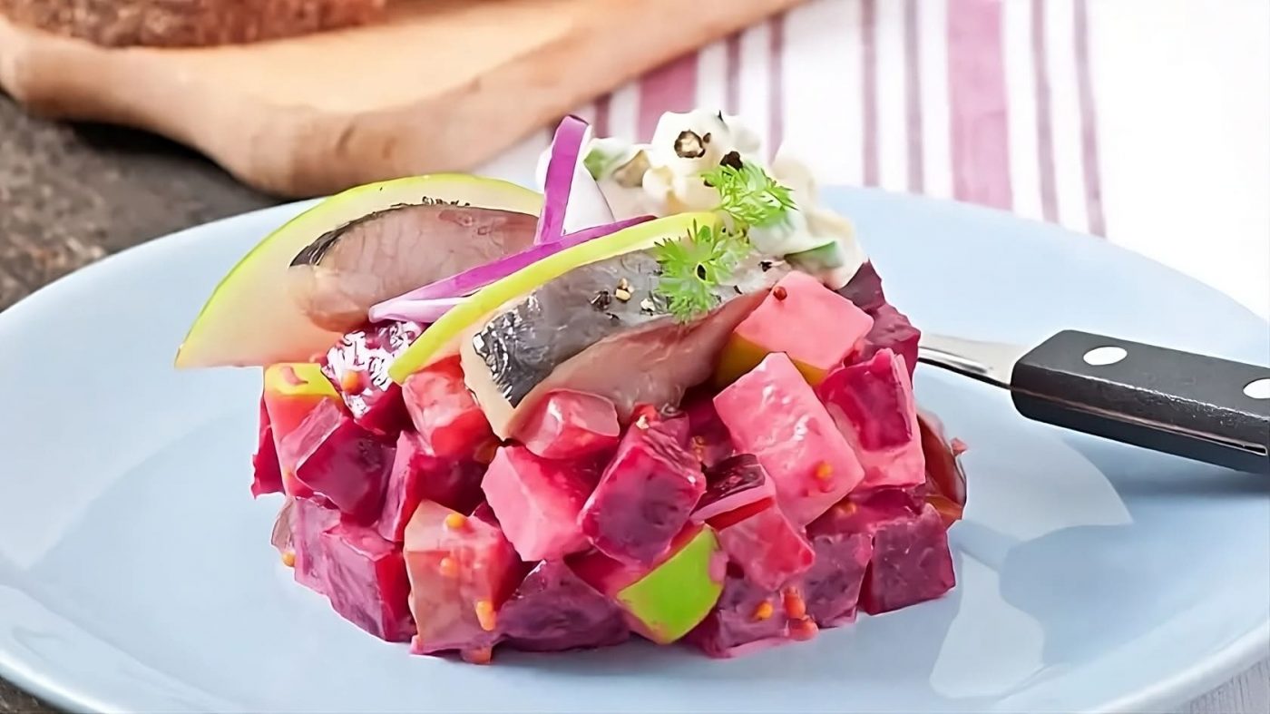 Вкус Норвегии: эксклюзивный рецепт праздничного салата с сельдью и свеклой
