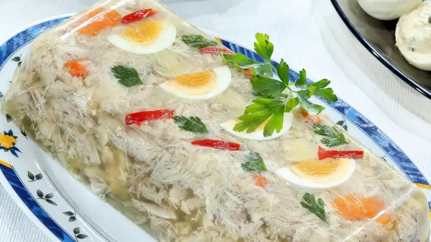 Праздник со вкусом: Домашний рецепт холодца из свинины и курицы