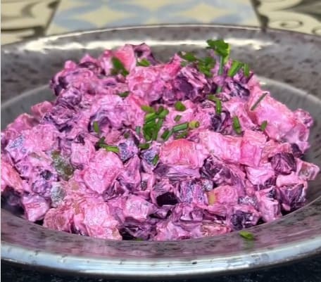 Вкус Норвегии: эксклюзивный рецепт праздничного салата с сельдью и свеклой